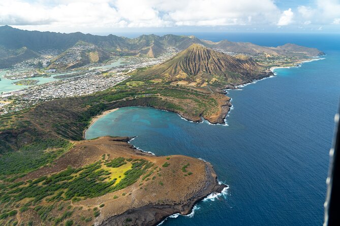 30 Minutes SHARED Helicopter Tour in Honolulu - The route: HNL, Sand Island, and Honolulu Harbor from above