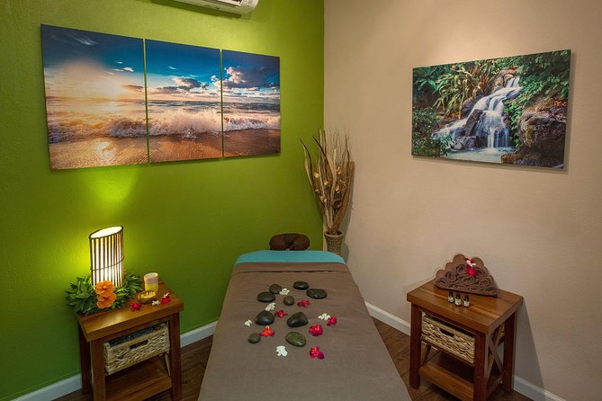 60 Minute Couples Massage - A calm couples massage setup in central Honolulu