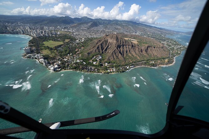 60 Minutes SHARED Helicopter Tour in Honolulu - The highway-and-lookout stretch: Punchbowl to Pali