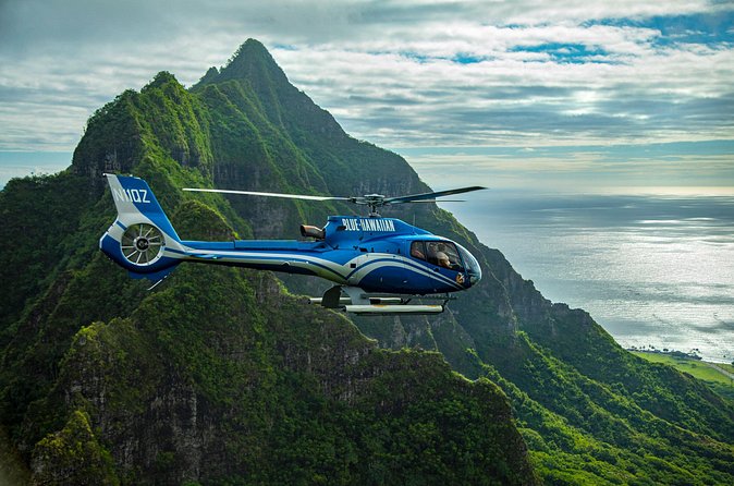 Blue Skies of Oahu Helicopter Tour - In the cabin: headsets, windows, and the pilot guide difference