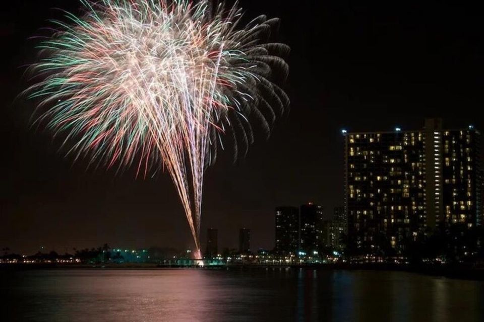 Board from Waikiki Beach: Friday Night Fireworks sail - Fireworks from the deck: what you’ll actually see