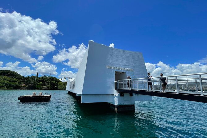 Family-friendly Pearl Harbor and Honolulu Downtown with private transportation - King Kamehameha Statue: a quick photo break with real significance