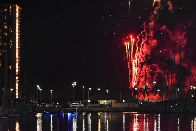 Fireworks Waikiki Gondola Cruise -lots of fun- - A small gondola is the whole point on Waikiki night