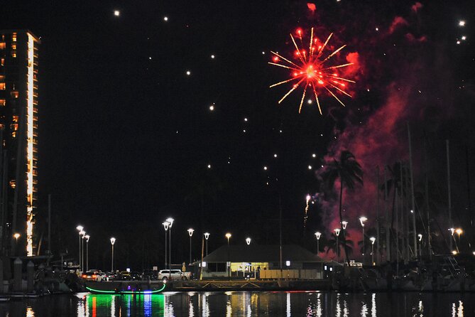 Fireworks Waikiki Gondola Cruise -lots of fun- - The food-and-drink moment: sparkling cider, pastry, and a lei