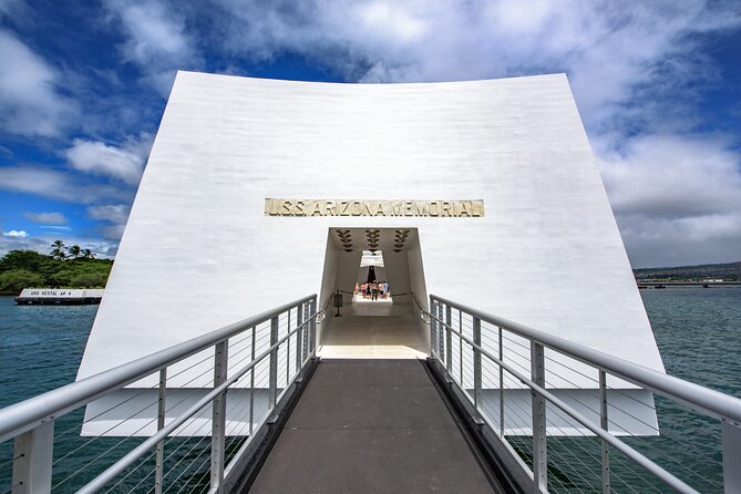 Grand Pearl Harbor and City Tour - From Waikiki to the memorial: how the day starts