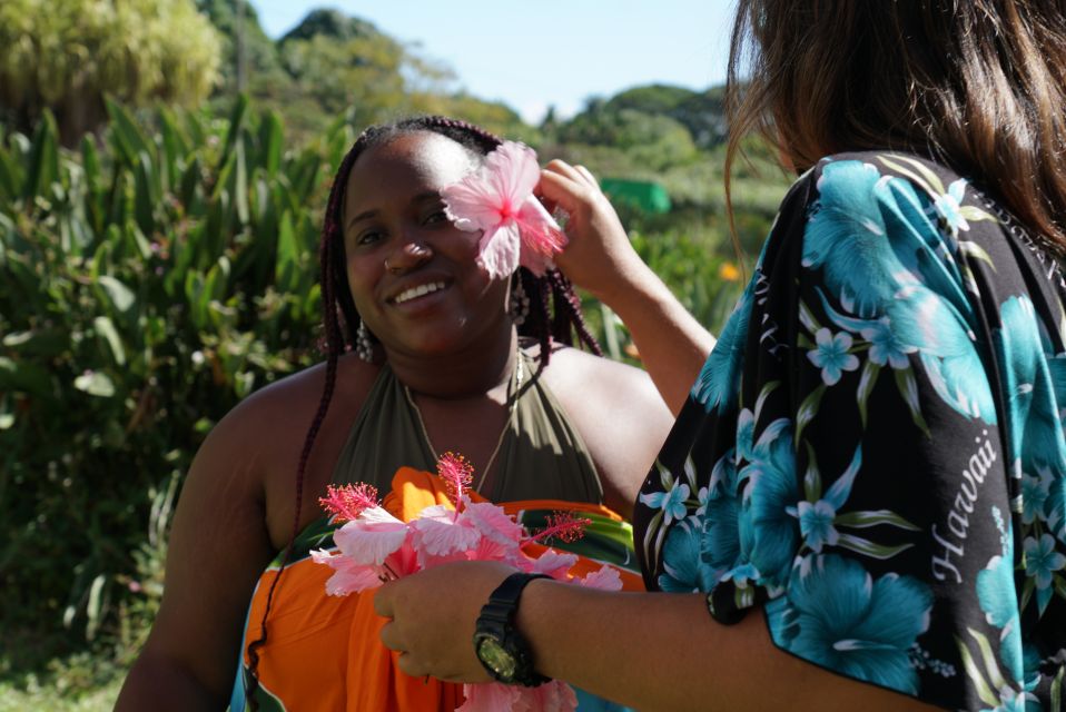Hidden Gems of Oahu Circle Island Tour with Byodo-In Temple - Dole Pineapple Plantation: the familiar finish with a local flavor twist