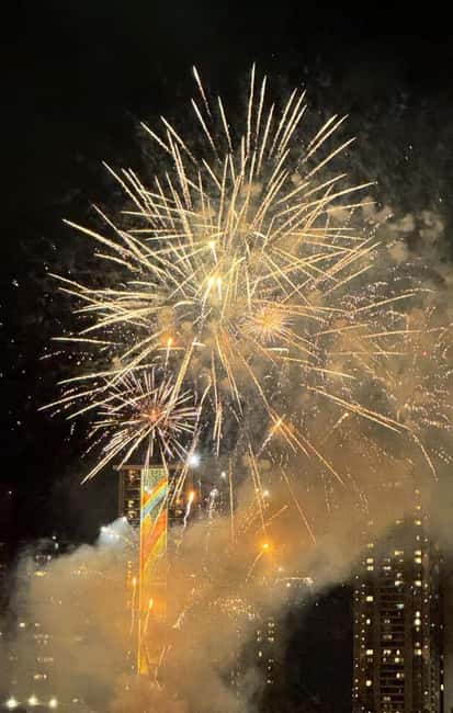 Honolulu: 1-Hour Friday Night Fireworks Cruise with Drinks - The big idea: a short sail built around the Friday night show