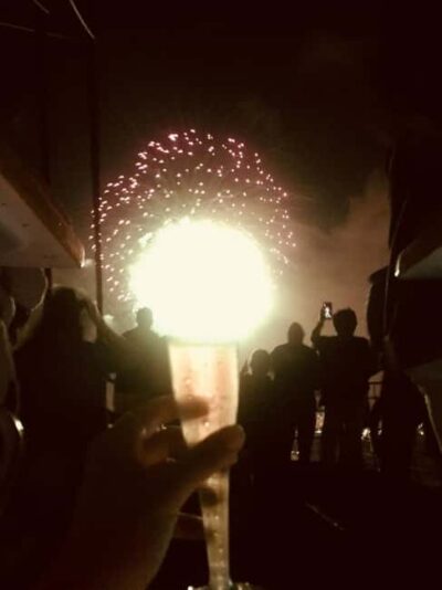 Honolulu: 1-Hour Friday Night Fireworks Cruise with Drinks - Hilton Friday night fireworks, seen at water level