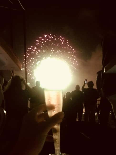Honolulu: 1-Hour Friday Night Fireworks Cruise with Drinks - Hilton Friday night fireworks, seen at water level
