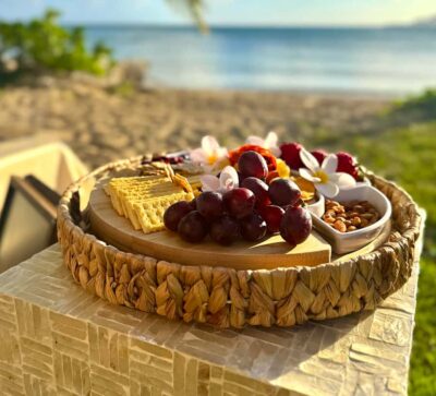 Honolulu: Beachside Luxury Picnic & Paint - Painting by the ocean: what the 2-hour session feels like