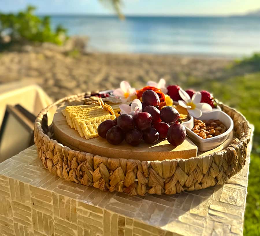 Honolulu: Beachside Luxury Picnic & Paint - Painting by the ocean: what the 2-hour session feels like