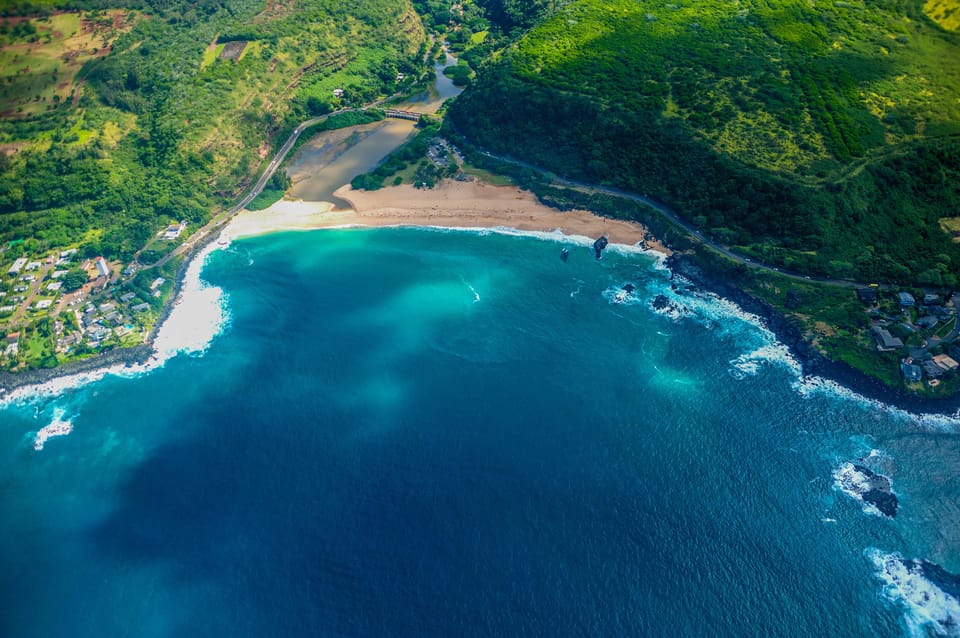 Honolulu: Blue Skies of Oahu Helicopter Tour - Kaneohe Bay coral formations and the coastal details that reward attention