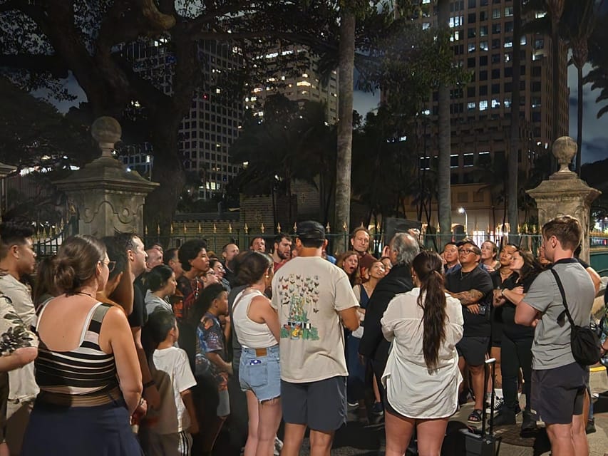 Honolulu: Ghosts of Old Honolulu Walking Tour - The photo stop moment: building a memory while the guide talks