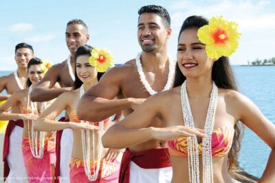 Honolulu: Three Star Deluxe Sunset Dinner Cruise and Show - Sail-out views: Waikiki light show and the Diamond Head payoff