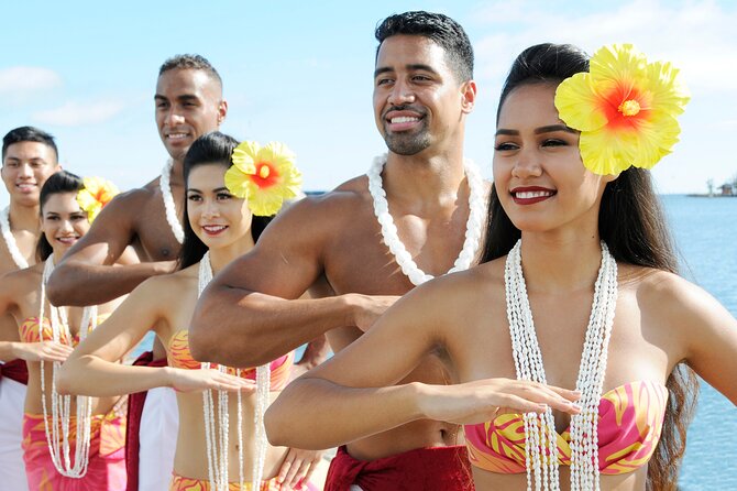 Independence Day Cruise - Hawaiian entertainment: the show is the heart of the night