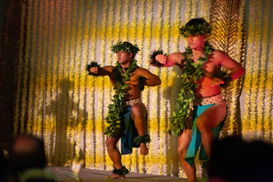 Oʻahu: Nā Lei Aloha Lūʻau & Dinner or Cocktail Show Option - The buffet: Hawaiian classics plus serious comfort food