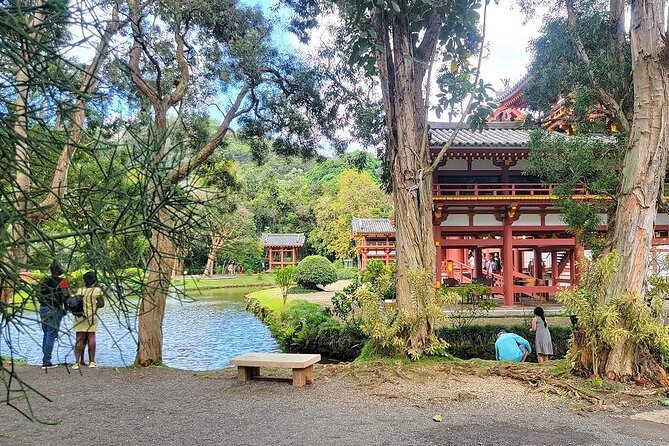 Oahu Circle Island Tour with Byodo-In Temple Admission - Tropical Farms and Kualoa photo time: shopping and scenery in the same rhythm