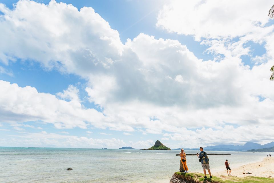 Oahu: Circle Island Tour with Lunch & Waimea Waterfall - Byodo-In Temple and the Valley of the Temples: quiet beauty, good photos