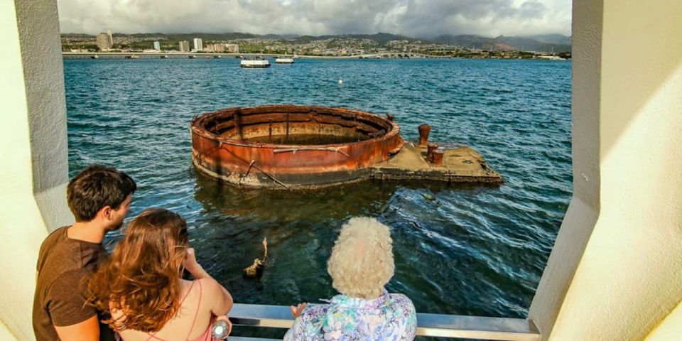 Oahu: Pearl Harbor Battleship Tour - Punchbowl, Cemetery of the Pacific, and King Kamehameha in downtown Honolulu