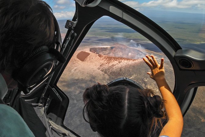 Oahu to Big Island : Big Island Volcano Helicopter Tour & Hilo 1 Day Tour - The guide factor: when personalities turn stops into stories