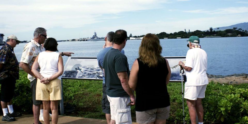 Oahu: USS Arizona Memorial Deluxe Tour - Air Raid Pearl Harbor VR Center: a modern way to visualize events