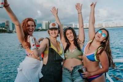 Paradise Waikiki Sunset Cruise + LIVE DJ + SWIMMING - Drinks and the onboard bar: what two free drinks really means