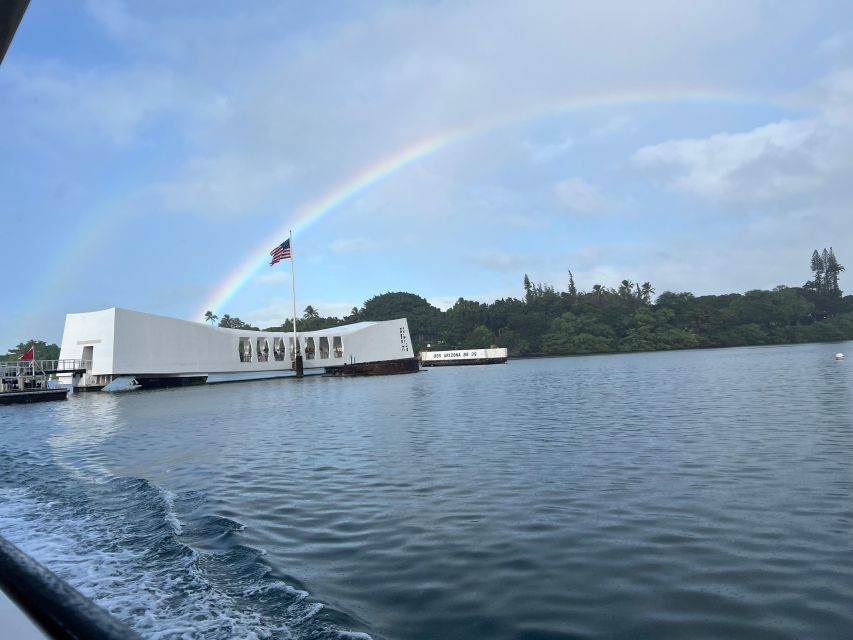 Pearl Harbor's #1 Private VIP Tour -"The Arizona Memorial" - Entering the Visitor Center with a guide (and getting your bearings fast)
