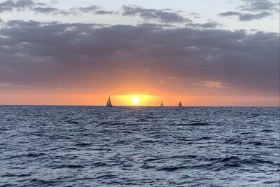 Private Sunset Boat Cruise in Waikiki Honolulu - Timing matters: an hour on the water, timed for sunset light