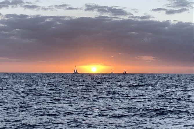 Private Sunset Boat Cruise in Waikiki Honolulu - Timing matters: an hour on the water, timed for sunset light