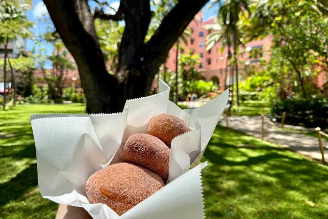 Private Walking Food Tour in Honolulu With Secret Food Tours - Stop 5: Duke Kahanamoku Lagoon and the founder of modern surfing