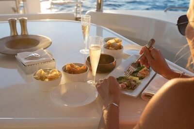 Small Group Yacht Sunset Cruise from Oahu - The hosted bar: why the drinks feel like part of the show