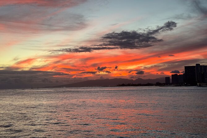 Sunset sail Aboard Manakai Catamaran - The 90-minute route: what you’ll see from Diamond Head to Fort DeRussy