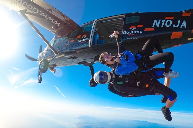 Tandem Skydiving with GoJump in Hawaii - Getting to the Airfield: Pickup, Timing, and Group Size