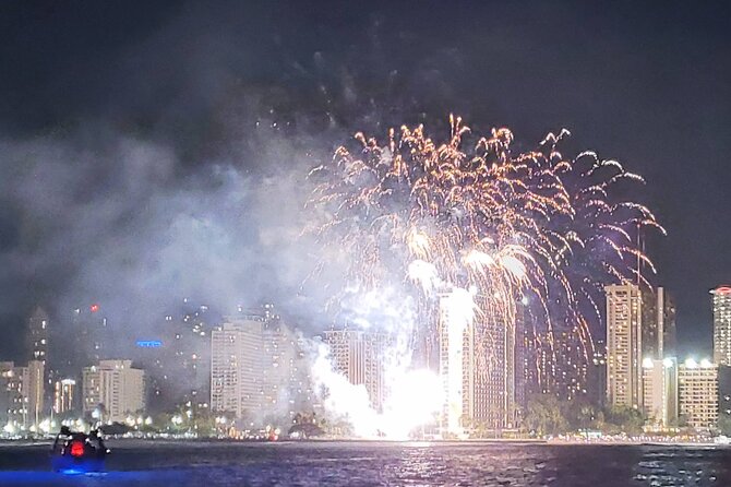 Waikiki Beach Catamaran Friday Night Fireworks Tour - BYOB on board: how to pack drinks for a no-glass rule