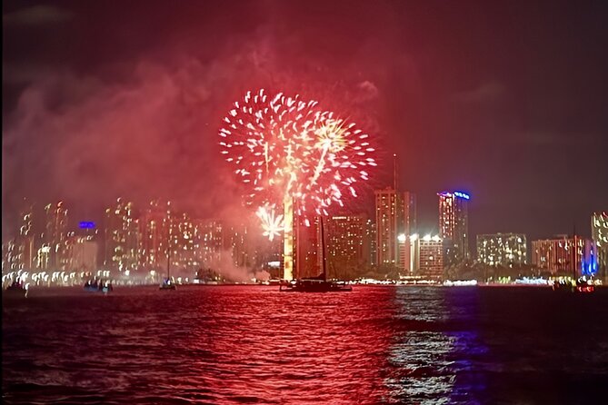 Waikiki Beach Catamaran Friday Night Fireworks Tour - A quick word on reliability: protect yourself with good timing