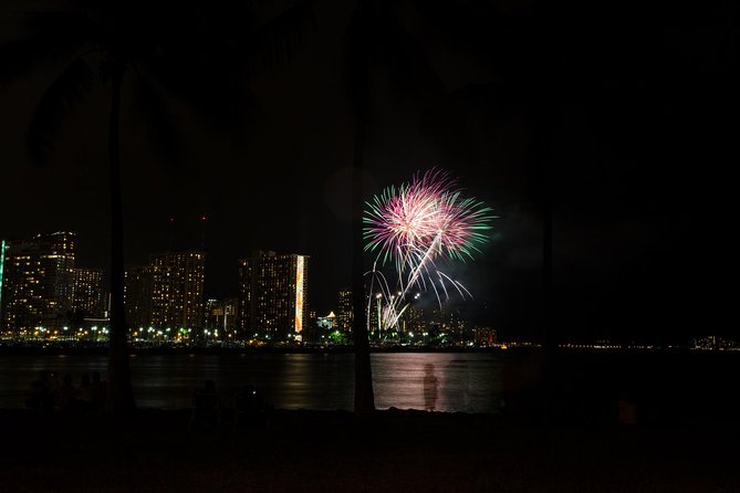 Waikiki Fireworks Dinner Cruise: Sail & Sparkle on Friday Nights - Getting on board at 6:00 pm without stress