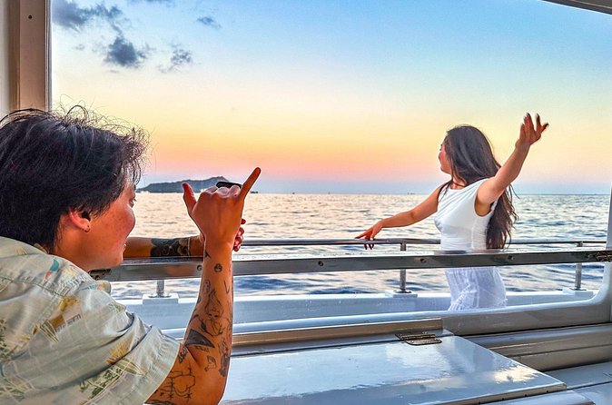 Waikiki Friday Fireworks Boat Cruise from Oahu - The 2-hour route that turns Waikiki into a moving viewpoint