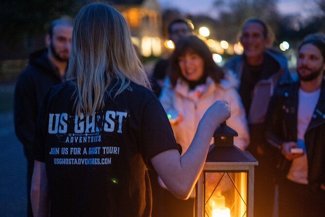 Waikiki Ghost Tour: Torches & Terrors - Waikiki at night: why 8:00 pm changes the whole feel