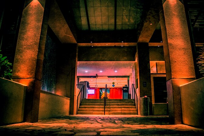 Waikiki Ghost Tour: Torches & Terrors - How spooky is it, really? The urban setting changes expectations