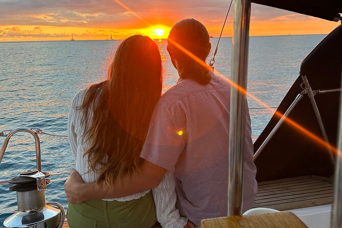 Waikiki private Day Tour and Sunset sail for couples - Why a private yacht sail beats a Waikiki crowd
